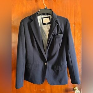 Target - A New Day - Size 4
Blazer in Navy Blue
Rarely worn